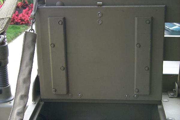 Rear left compartment lid, bottom view