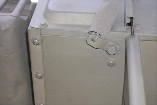 Front right close-up of cargo box side